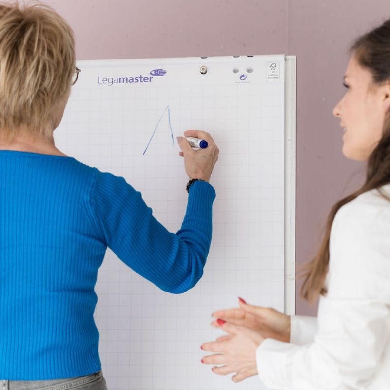 Femme en discussion profonde, ambiance calme et intime